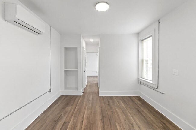 Building Photo - 1 Bedroom 1 Bath Unit Available