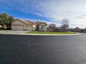 Building Photo - Beautiful 4 Bedroom and 2 Bath Home with Bonus Office Area