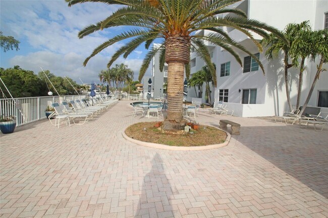 Building Photo - 2860 NE 14th St