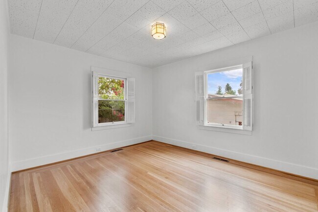 Building Photo - Upper Dimond/Lincoln Highlands Wonderful Craftsman Home!