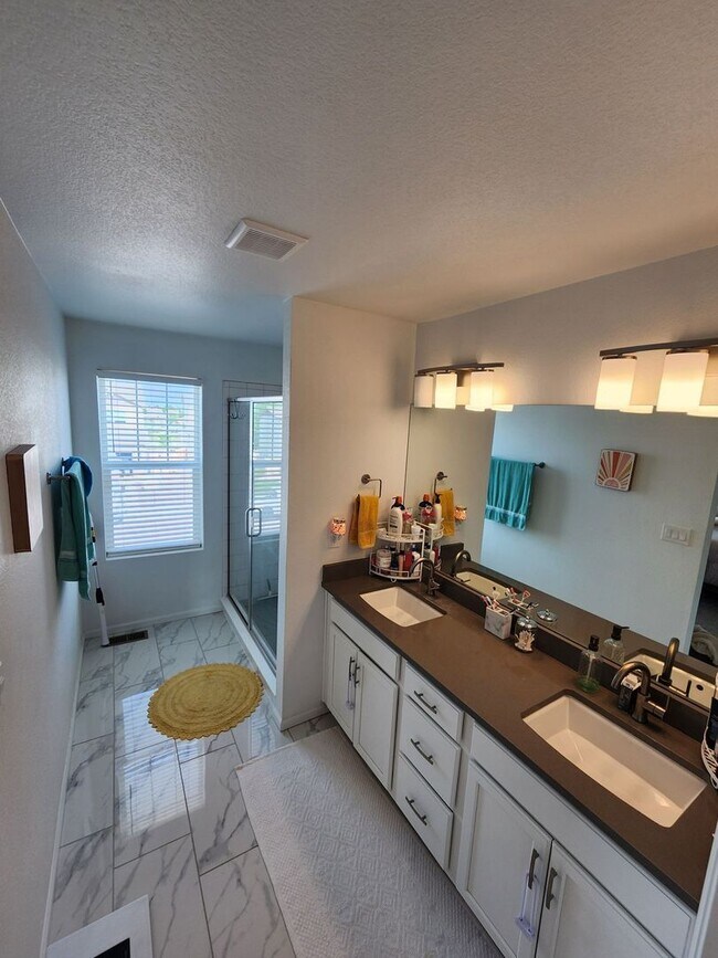 Building Photo - Beautiful 3-Bed, 3-Bath Home on a Spacious...