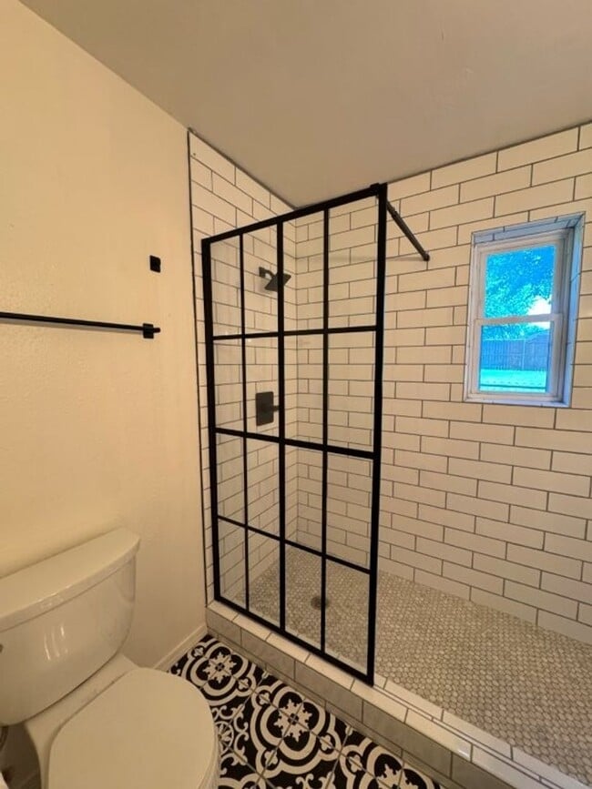 Building Photo - All Brand-new features and nicely updated,...
