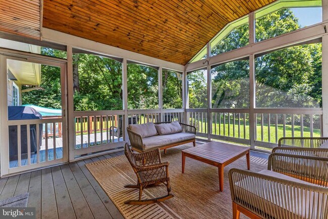 Building Photo - 723 Forest Ridge Dr