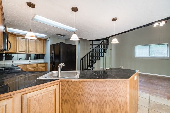 Building Photo - NEW PRICE! 3/2 Palm Harbor Townhouse