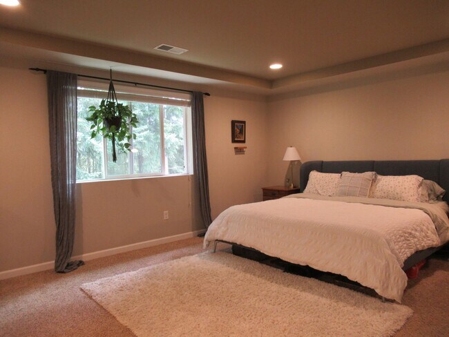 Building Photo - 5 bedroom, 1.5 bath home in Tehaleh