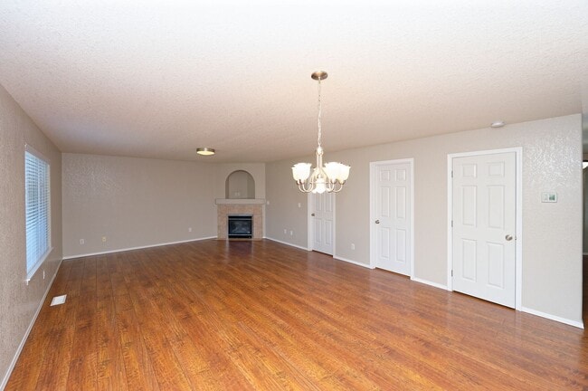 Building Photo - 4 Bedroom Home