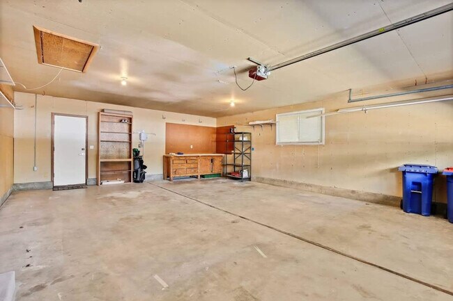 Building Photo - 1215 E Cerramar Ct