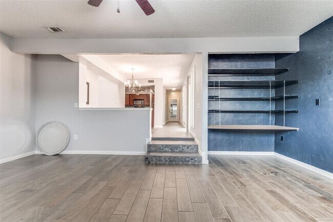 Building Photo - 4 Oakbrook Dr
