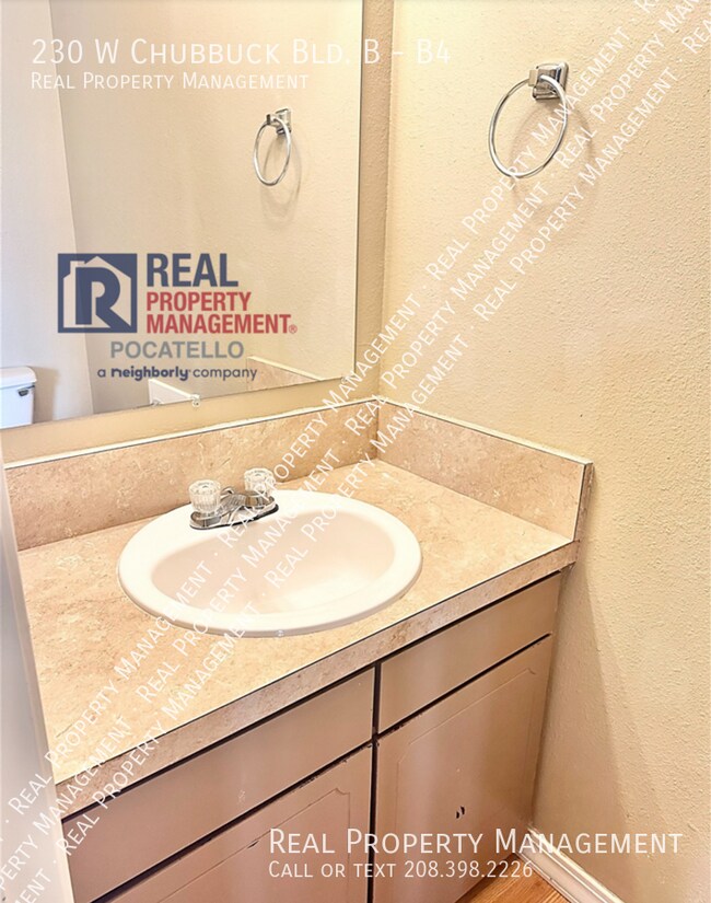 Building Photo - 230 W Chubbuck Rd