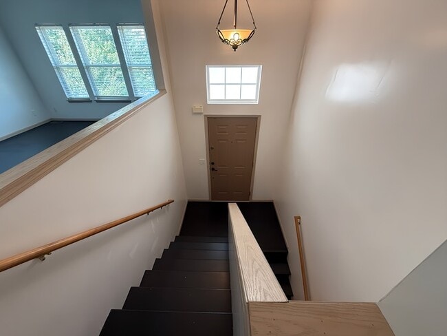 Building Photo - 3 Bed, 2 Bath Townhome Available Now!