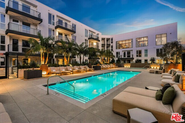 Building Photo - 2455 Overland Ave