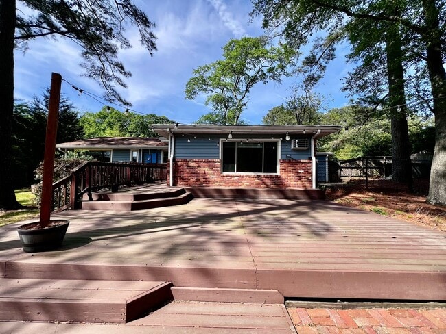 Building Photo - Beautiful waterfront home