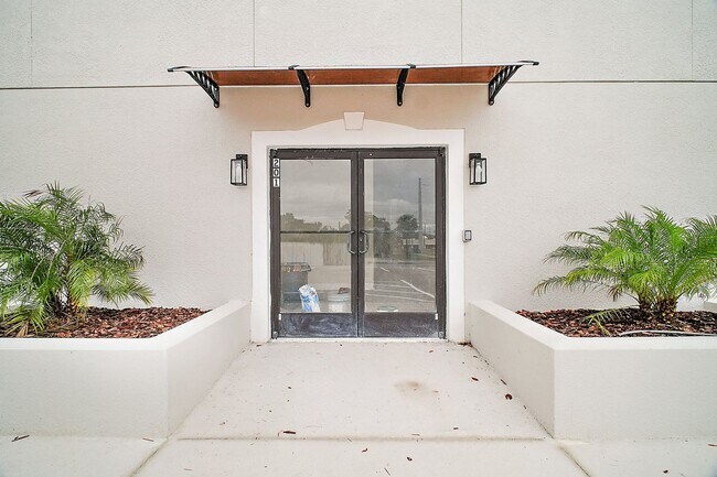 Building Photo - Luxury 2 Bed 2 Bath, Downtown Eustis Full ...
