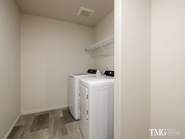 Building Photo - Centrally Located Townhome with Attached G...