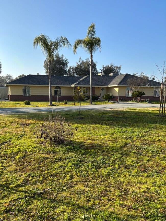 Building Photo - 19930 Oakhill Rd