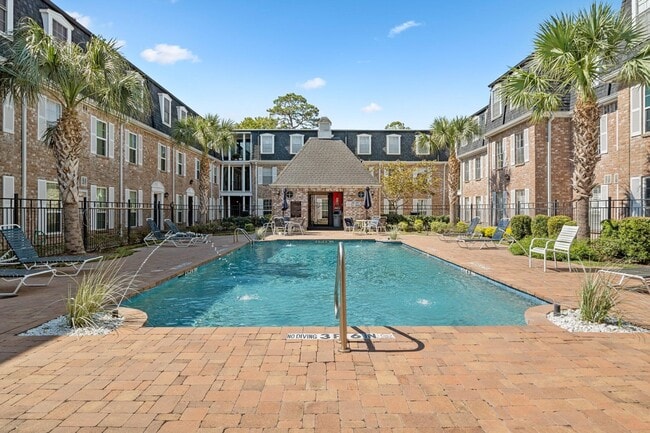 Building Photo - 355 N Post Oak Ln