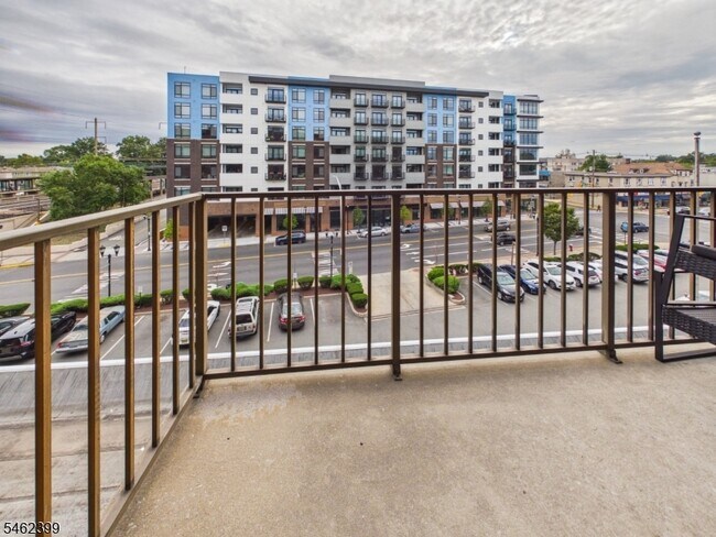 Building Photo - 10 N Wood Ave