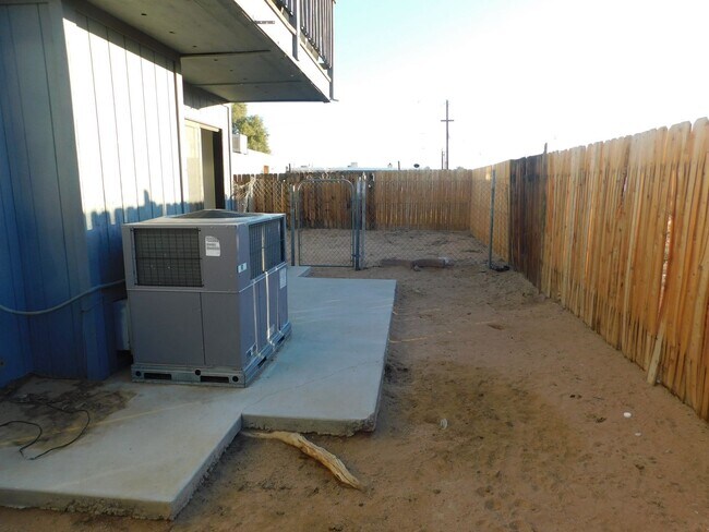 Building Photo - 325 S Norma St