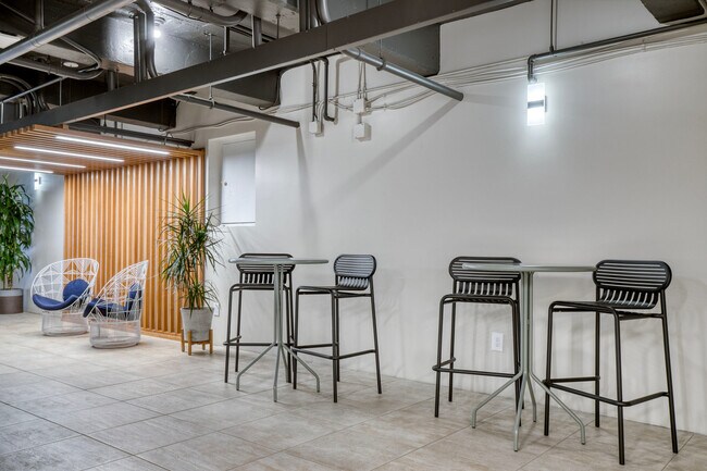 Building Photo - 612 Flower St