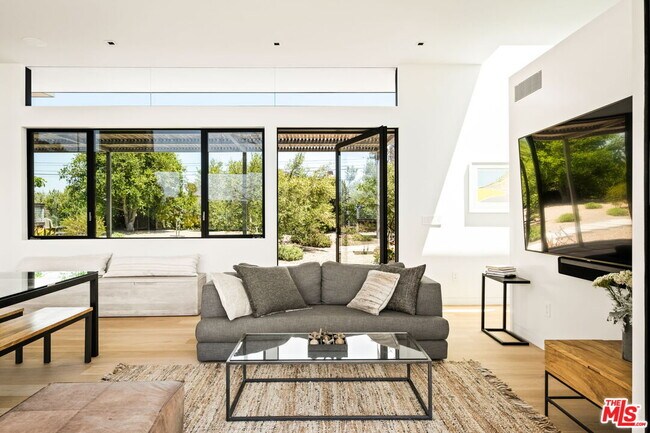 Building Photo - 6755 Dume Dr