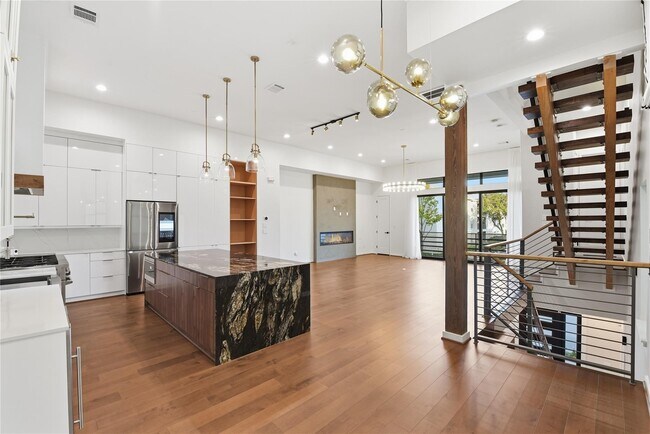 Building Photo - 529 Memorial Heights Dr