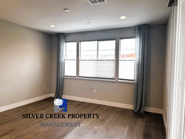 Building Photo - Modern Tri-Level Townhome in Prime Hayward...
