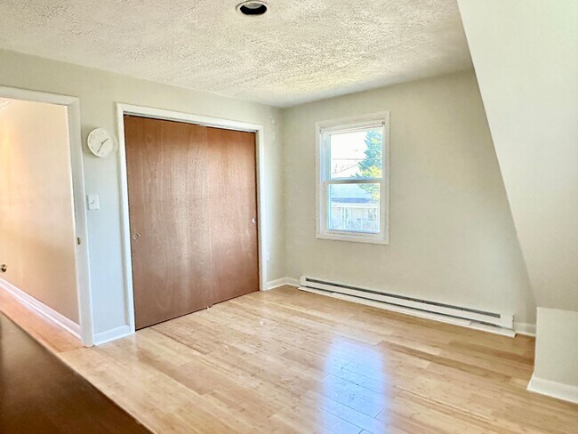 Building Photo - 4 Bed + 2 Bath - Screened in Porch! Pets W...