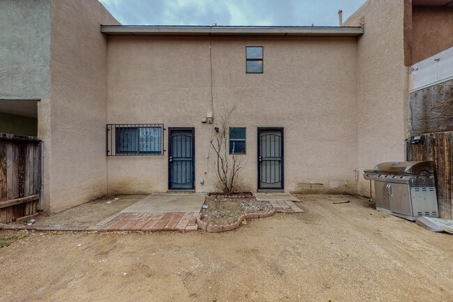 Building Photo - 208 Shawnee Ct SE