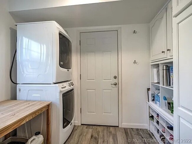 Building Photo - Midtown home for rent, 5 bed 3 full baths