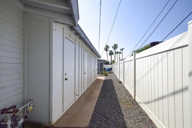 Building Photo - 3140 E Glenrosa Ave