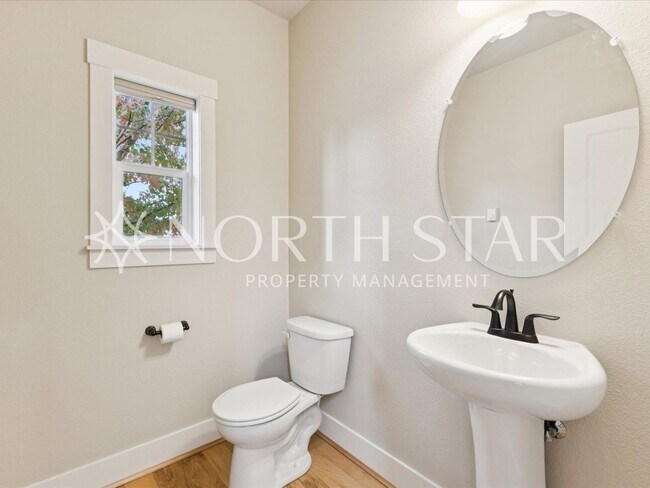 Building Photo - Newer Home in Summer Falls.