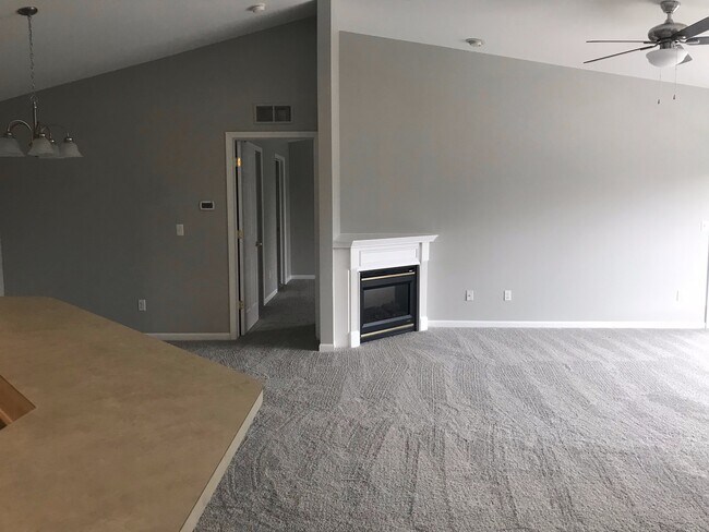 Building Photo - Sharp 2 bedroom, 2 bath upper condo in Not...