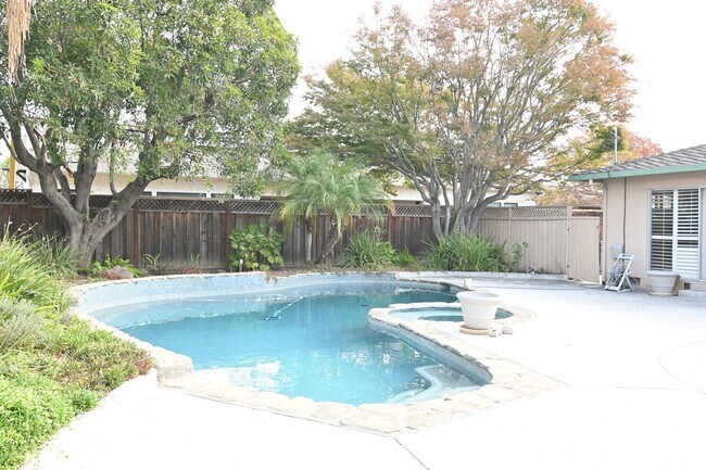 Building Photo - Prime Willow Glen, Just In Time for the Ho...