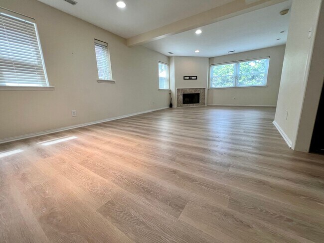 Building Photo - Stunning 1-Bedroom Apartment on the Main Line! Available Mid-October!