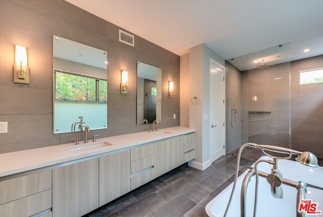 Building Photo - 723 Huntley Dr