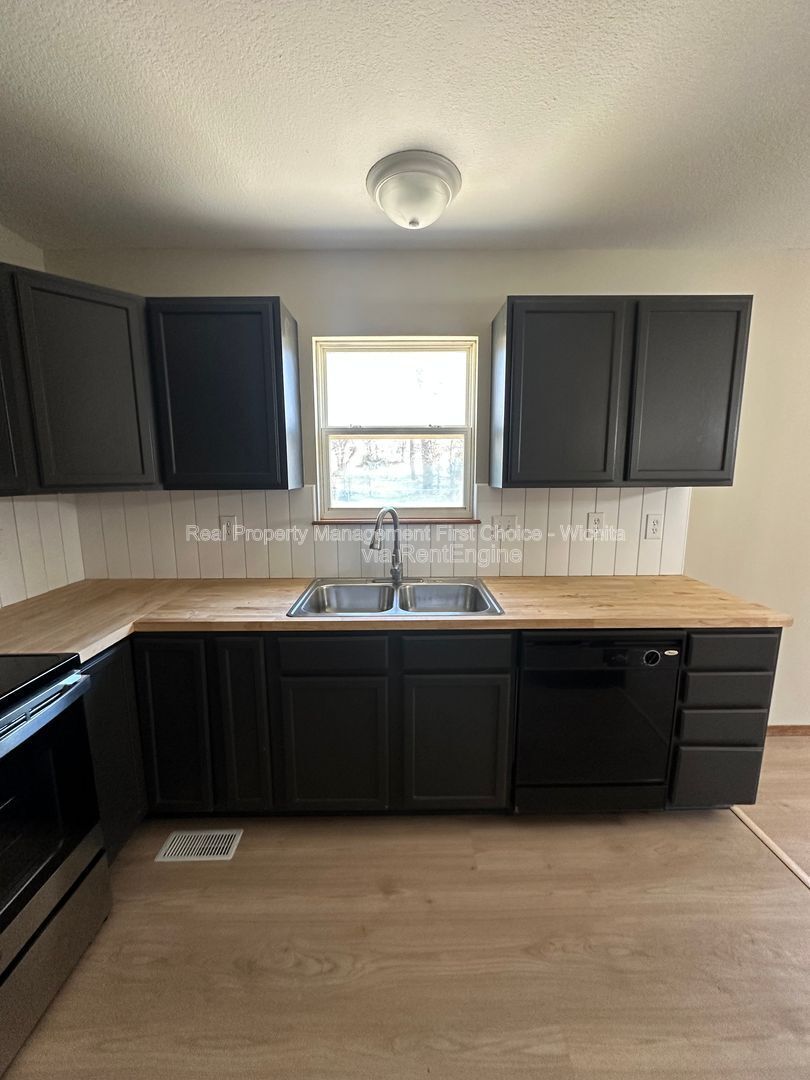 Building Photo - 1450 N Green St