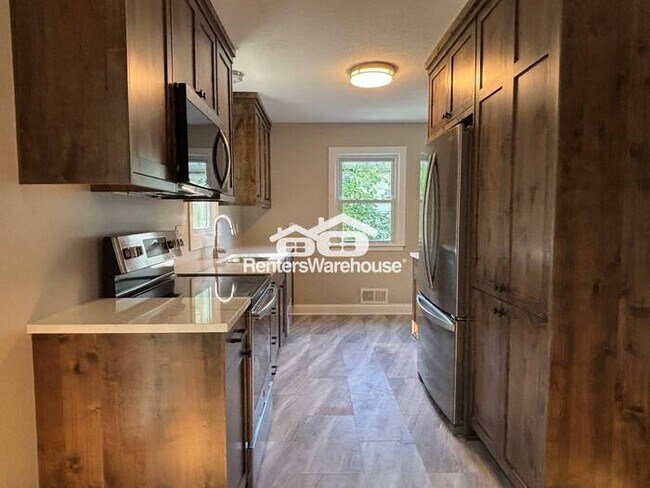 Building Photo - Available now - Beautifully Updated 4 Bedr...