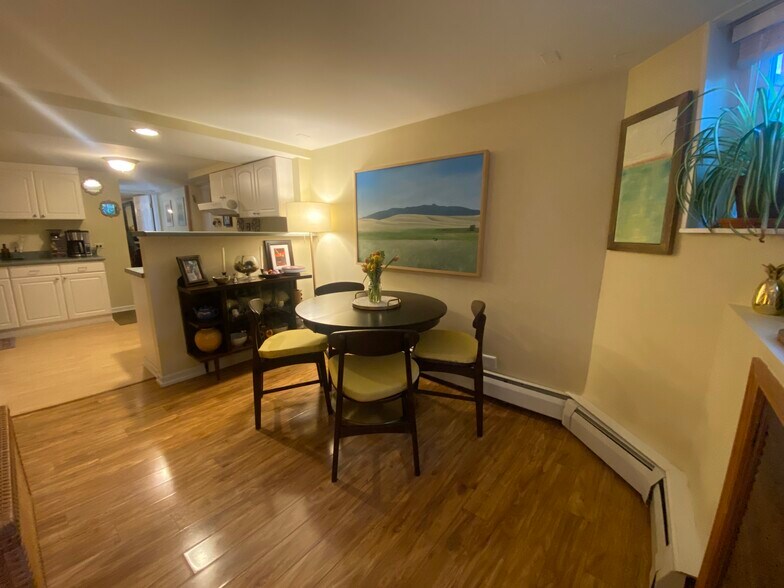 Dining area - 1624 W Rascher Ave