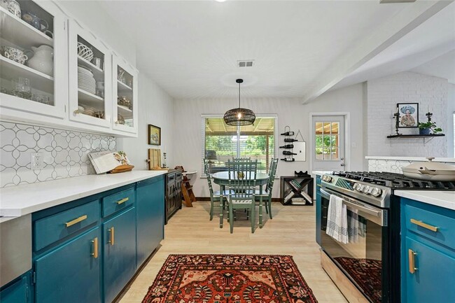 Building Photo - 2301 Village Cir