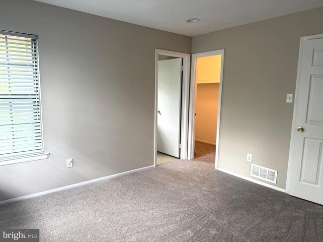 Building Photo - 258 Barclay Ct