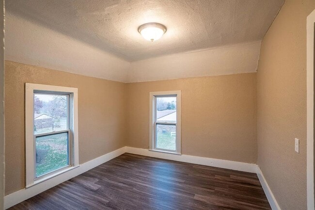 Building Photo - 4 Bedroom 1 Bath