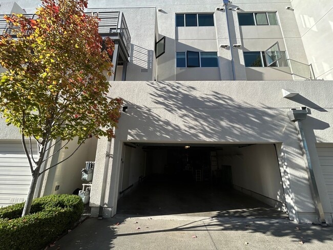Building Photo - $1,000 OFF FIRST MONTH'S RENT!! Spacious 3 bedroom / 2.5 Bath Apartment in Emeryville, CA.