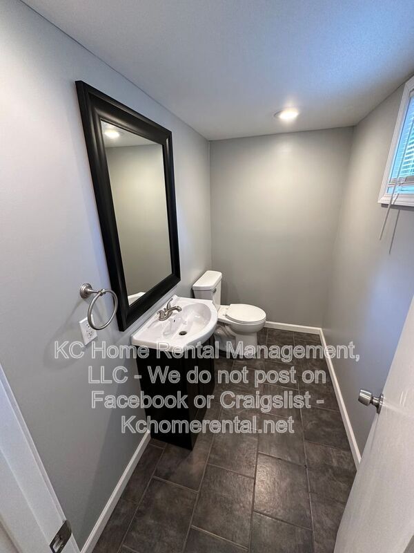 Building Photo - 1201 Golfview Dr