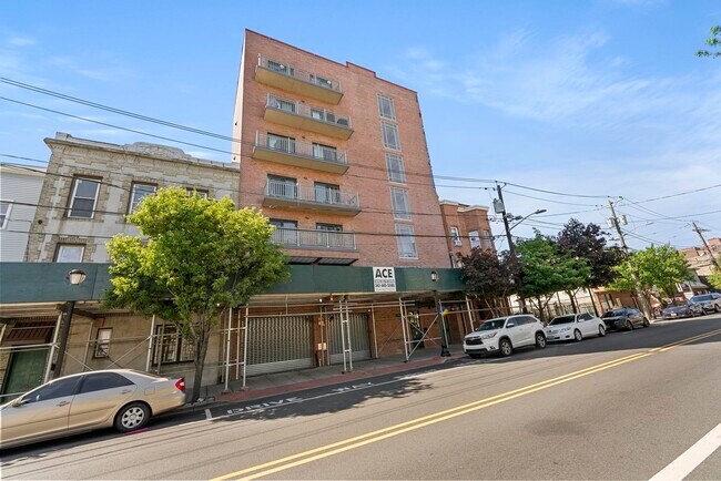 Building Photo - 605 New York Ave