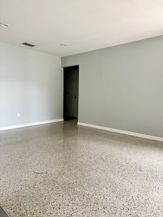 Building Photo - Remodeled South Tampa Home