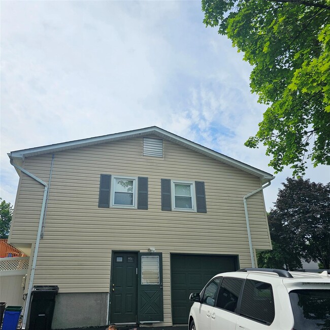 Building Photo - 22 Woodridge Dr