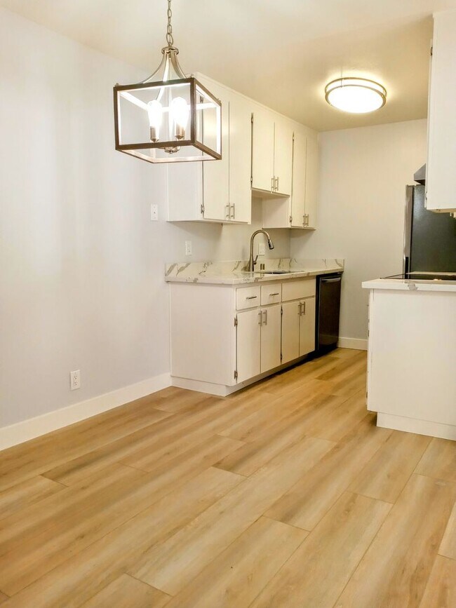 Building Photo - Refurbished Second Floor 1bd Condo With Pool & In-unit Laundry