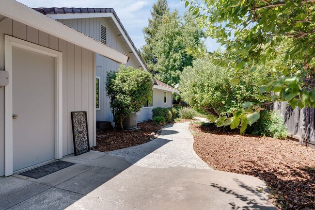 Building Photo - Bright and Stylish 4BD/2BA Home with 3 Car...
