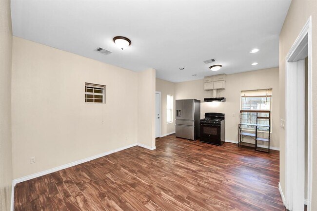 Building Photo - 909 S Victory St