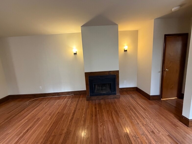 fireplace in living room - 507 Catharine St